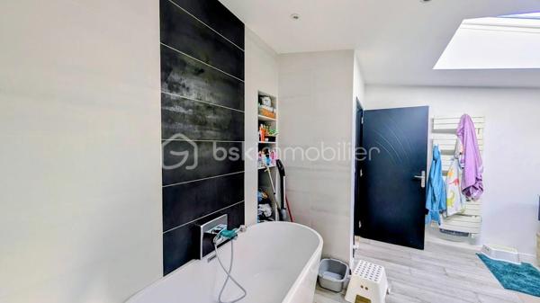 FOUGÈRES – 170 m² – MAISON ATYPIQUE ESPRIT LOFT – 4 CHAMBRES – TERRASSE & COUR PRIVATIVE

 COUP DE CŒUR – DES VOLUMES, DE LA LUMIÈRE ET UN VÉRITABLE ESPRIT LOFT

Vous recherchez une maison avec du caractère, de beaux volumes et quelque chose que l’on ne retrouve pas partout ?

Poussez la porte de cette maison d’environ 170 m² située dans le quartier Hôpital / Bonabry à Fougères… et laissez-vous surprendre.

Ici, ce sont les hauteurs sous plafond, les volumes généreux et les puits de lumière qui donnent immédiatement à la maison cette atmosphère si particulière, presque comme celle d’un loft.

 LA LUMIÈRE COMME FIL CONDUCTEUR

Les différents espaces bénéficient d’une belle luminosité naturelle, sublimée par plusieurs puits de lumière.

Associés aux belles hauteurs sous plafond, ils apportent une véritable sensation d’espace et donnent à cette maison une identité forte.

Un intérieur atypique, chaleureux et plein de potentiel, loin des maisons standardisées.

 UNE PIÈCE DE VIE OUVERTE ET CONVIVIALE

Le salon équipé d'un poêle à granulés ,  s’ouvre directement sur une belle cuisine aménagée et équipée, formant un espace de vie généreux et particulièrement convivial.

Une configuration idéale pour partager les moments du quotidien, cuisiner tout en profitant de ses invités ou recevoir famille et amis.

L’ouverture des espaces renforce naturellement cette sensation de loft et permet de profiter pleinement des volumes.

 4 CHAMBRES – 2 SALLES DE BAINS

Avec ses 4 chambres, cette maison répond parfaitement aux besoins d’une famille tout en permettant d’imaginer différents usages : bureau, télétravail, chambre d’amis, salle de jeux…

Vous bénéficiez également de 2 salles de bains, dont une neuve actuellement en cours de finition.

 UN EXTÉRIEUR PRIVATIF EN PLEIN CŒUR DE VILLE

À l’arrière, une belle terrasse vous attend pour profiter des beaux jours.

Repas en extérieur, apéritifs entre amis, coin détente ou espace végétalisé : vous pourrez facilement créer un extérieur à votre image.

 ET LE PETIT PLUS QUI FAIT LA DIFFÉRENCE

La propriété dispose également d'une cour privative accessible par portail électrique, permettant de stationner jusqu’à 2 véhicules.

Un véritable confort, particulièrement appréciable en ville.

 LES + DE CETTE MAISON

✔️ Environ 170 m²
✔️ Esprit loft
✔️ Belles hauteurs sous plafond
✔️ Puits de lumière
✔️ Grande pièce de vie
✔️ Salon ouvert sur cuisine aménagée et équipée
✔️ 4 chambres
✔️ 2 salles de bains
✔️ Une salle de bains neuve en cours de finition
✔️ Terrasse privative
✔️ Cour privée
✔️ Portail électrique
✔️ Stationnement 2 véhicules
✔️ Quartier Hôpital / Bonabry

 FOUGÈRES – HÔPITAL / BONABRY

Une maison familiale atypique qui conjugue espace, lumière, caractère et fonctionnalité.

Un bien qui ne ressemble pas aux autres et qui mérite d’être découvert en visite, car c’est en entrant que l’on comprend véritablement toute la personnalité de cette maison.

📞 Contactez-moi pour organiser votre visite.