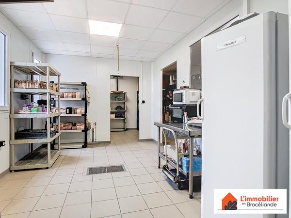 Murs Commerciaux + 2 Logements Neufs – Emplacement Stratégique