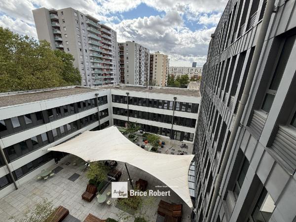 Bureau à louer à Villeurbanne entrée de ville avec patio extérieur aménagé