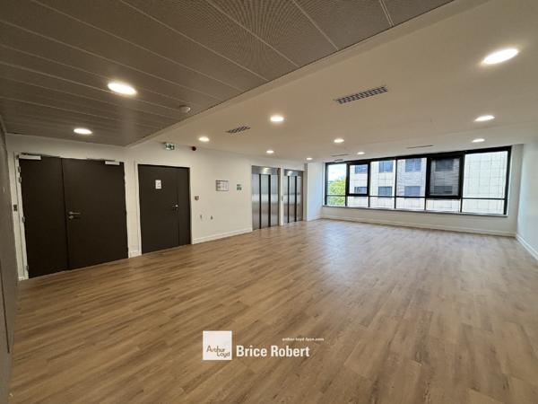 Bureau à louer à Villeurbanne entrée de ville avec patio extérieur aménagé
