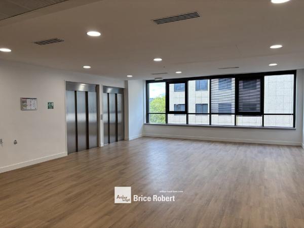 Bureau à louer à Villeurbanne entrée de ville avec patio extérieur aménagé