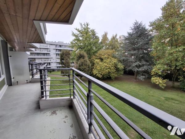 LILLE SAINT MAUR Appartement type 4 de 84m²-3 chambres-TERRASSE- GARAGE et cave. 