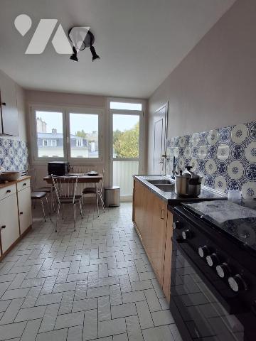 LILLE SAINT MAUR Appartement type 4 de 84m²-3 chambres-TERRASSE- GARAGE et cave. 