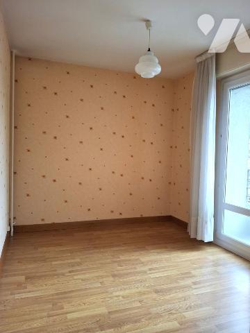 LILLE SAINT MAUR Appartement type 4 de 84m²-3 chambres-TERRASSE- GARAGE et cave. 