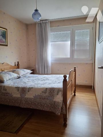 LILLE SAINT MAUR Appartement type 4 de 84m²-3 chambres-TERRASSE- GARAGE et cave. 