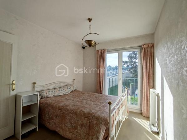 Appartement 4 pièces – 80 m² – Poissy Centre – 

Situé au 1er étage d’une résidence calme et agréable en plein centre-ville de Poissy, cet appartement lumineux de 80 m² vous offre un cadre de vie idéal, à proximité immédiate des transports (RER A, Transilien L), des commerces et des écoles.
Orientation Sud-Ouest avec vue dégagée, sans vis-à-vis : profitez pleinement de la lumière naturelle tout au long de la journée.

Le bien se compose de :

-Un séjour convivial avec cuisine ouverte et espace cellier
-Trois chambres spacieuses, dont une avec balcon
-Une salle d’eau moderne avec grande douche et double vasque
-WC séparés
-Climatisation intégrée
-Double vitrage sur toutes les fenêtres

Annexes :

-Une cave en sous-sol
-Une place de parking privative en extérieur

Bonus :

Une vidéo de présentation est disponible pour découvrir le bien en immersion         https://youtu.be/cuhgAFdOeh0?si=uZP3WZlRpo1dpD2W

Des visuels d’aménagement virtuel sont proposés pour vous aider à visualiser les possibilités de décoration et d’agencement
La résidence propose des services pratiques tels qu'un ascenseur, un digicode, et un chauffage collectif au gaz généré par une pompe a chaleur
La taxe foncière s'élève à 1634 €. 
Charges 868 / trimestres