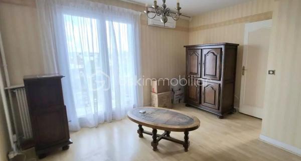 Appartement 4 pièces – 80 m² – Poissy Centre – 

Situé au 1er étage d’une résidence calme et agréable en plein centre-ville de Poissy, cet appartement lumineux de 80 m² vous offre un cadre de vie idéal, à proximité immédiate des transports (RER A, Transilien L), des commerces et des écoles.
Orientation Sud-Ouest avec vue dégagée, sans vis-à-vis : profitez pleinement de la lumière naturelle tout au long de la journée.

Le bien se compose de :

-Un séjour convivial avec cuisine ouverte et espace cellier
-Trois chambres spacieuses, dont une avec balcon
-Une salle d’eau moderne avec grande douche et double vasque
-WC séparés
-Climatisation intégrée
-Double vitrage sur toutes les fenêtres

Annexes :

-Une cave en sous-sol
-Une place de parking privative en extérieur

Bonus :

Une vidéo de présentation est disponible pour découvrir le bien en immersion         https://youtu.be/cuhgAFdOeh0?si=uZP3WZlRpo1dpD2W

Des visuels d’aménagement virtuel sont proposés pour vous aider à visualiser les possibilités de décoration et d’agencement
La résidence propose des services pratiques tels qu'un ascenseur, un digicode, et un chauffage collectif au gaz généré par une pompe a chaleur
La taxe foncière s'élève à 1634 €. 
Charges 868 / trimestres
