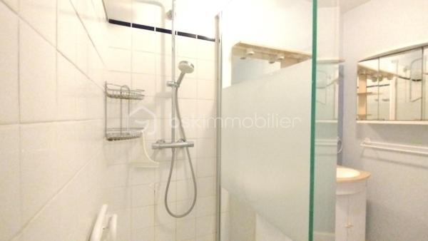 Appartement 4 pièces – 80 m² – Poissy Centre – 

Situé au 1er étage d’une résidence calme et agréable en plein centre-ville de Poissy, cet appartement lumineux de 80 m² vous offre un cadre de vie idéal, à proximité immédiate des transports (RER A, Transilien L), des commerces et des écoles.
Orientation Sud-Ouest avec vue dégagée, sans vis-à-vis : profitez pleinement de la lumière naturelle tout au long de la journée.

Le bien se compose de :

-Un séjour convivial avec cuisine ouverte et espace cellier
-Trois chambres spacieuses, dont une avec balcon
-Une salle d’eau moderne avec grande douche et double vasque
-WC séparés
-Climatisation intégrée
-Double vitrage sur toutes les fenêtres

Annexes :

-Une cave en sous-sol
-Une place de parking privative en extérieur

Bonus :

Une vidéo de présentation est disponible pour découvrir le bien en immersion         https://youtu.be/cuhgAFdOeh0?si=uZP3WZlRpo1dpD2W

Des visuels d’aménagement virtuel sont proposés pour vous aider à visualiser les possibilités de décoration et d’agencement
La résidence propose des services pratiques tels qu'un ascenseur, un digicode, et un chauffage collectif au gaz généré par une pompe a chaleur
La taxe foncière s'élève à 1634 €. 
Charges 868 / trimestres