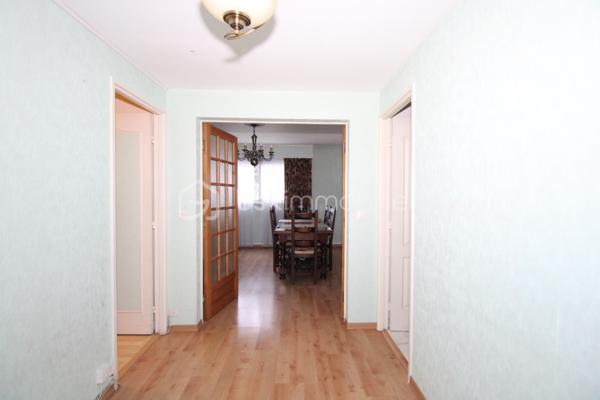 Appartement 4 pièces – 80 m² – Poissy Centre – 

Situé au 1er étage d’une résidence calme et agréable en plein centre-ville de Poissy, cet appartement lumineux de 80 m² vous offre un cadre de vie idéal, à proximité immédiate des transports (RER A, Transilien L), des commerces et des écoles.
Orientation Sud-Ouest avec vue dégagée, sans vis-à-vis : profitez pleinement de la lumière naturelle tout au long de la journée.

Le bien se compose de :

-Un séjour convivial avec cuisine ouverte et espace cellier
-Trois chambres spacieuses, dont une avec balcon
-Une salle d’eau moderne avec grande douche et double vasque
-WC séparés
-Climatisation intégrée
-Double vitrage sur toutes les fenêtres

Annexes :

-Une cave en sous-sol
-Une place de parking privative en extérieur

Bonus :

Une vidéo de présentation est disponible pour découvrir le bien en immersion         https://youtu.be/cuhgAFdOeh0?si=uZP3WZlRpo1dpD2W

Des visuels d’aménagement virtuel sont proposés pour vous aider à visualiser les possibilités de décoration et d’agencement
La résidence propose des services pratiques tels qu'un ascenseur, un digicode, et un chauffage collectif au gaz généré par une pompe a chaleur
La taxe foncière s'élève à 1634 €. 
Charges 868 / trimestres