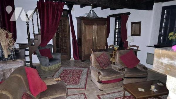 LANDIVY en campagne: fermette comprenant:
- Entrée sur cuisine aménagée et équipée, salon/séjo...