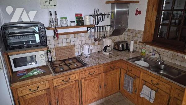 LANDIVY en campagne: fermette comprenant:
- Entrée sur cuisine aménagée et équipée, salon/séjo...