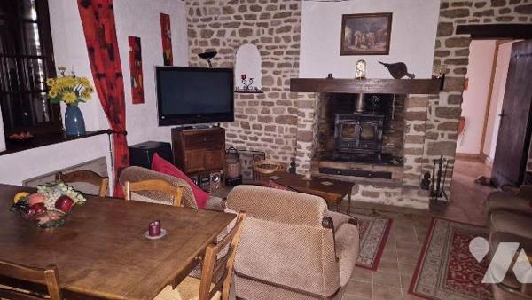 LANDIVY en campagne: fermette comprenant:
- Entrée sur cuisine aménagée et équipée, salon/séjo...