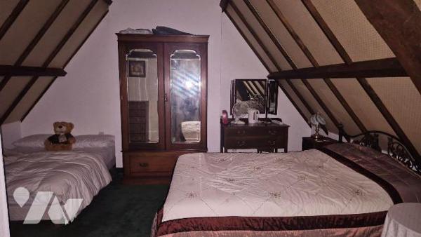 LANDIVY en campagne: fermette comprenant:
- Entrée sur cuisine aménagée et équipée, salon/séjo...