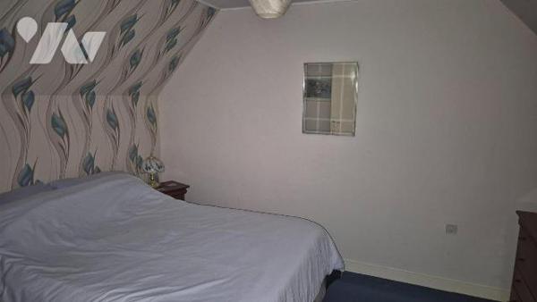 LANDIVY en campagne: fermette comprenant:
- Entrée sur cuisine aménagée et équipée, salon/séjo...