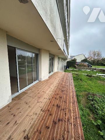 Appartement deux pièces en rez-de-chaussée comprenant : entrée avec couloir et placards, salle ...