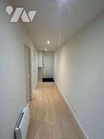 Appartement deux pièces en rez-de-chaussée comprenant : entrée avec couloir et placards, salle ...