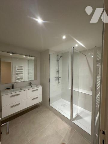 Appartement deux pièces en rez-de-chaussée comprenant : entrée avec couloir et placards, salle ...