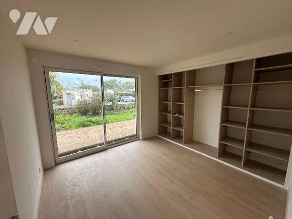 Appartement deux pièces en rez-de-chaussée comprenant : entrée avec couloir et placards, salle ...