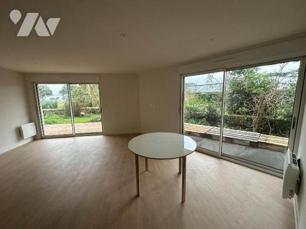 Appartement deux pièces en rez-de-chaussée comprenant : entrée avec couloir et placards, salle ...