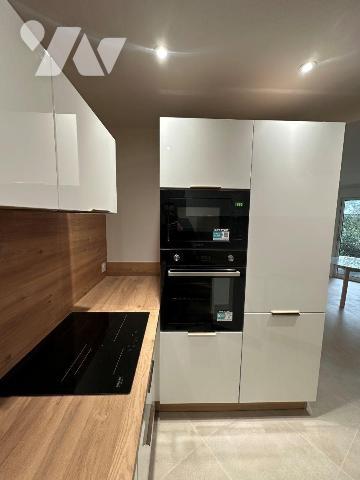 Appartement deux pièces en rez-de-chaussée comprenant : entrée avec couloir et placards, salle ...