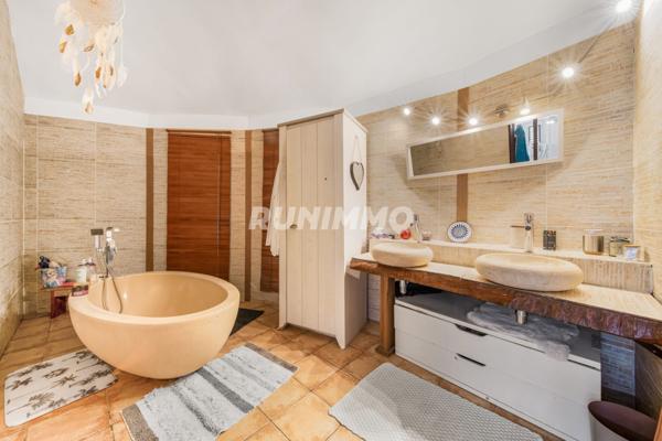 Découvrez votre havre de paix : Une magnifique maison individuelle de 220 m² avec jardin et piscine