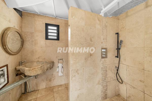 Découvrez votre havre de paix : Une magnifique maison individuelle de 220 m² avec jardin et piscine