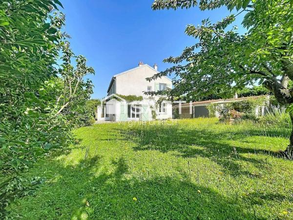 Maison de charme , T6, de 180 m2, sur un terrain paysager, ( 780 m2), dans le quartier très prisé du Manet, à Montigny-Le-Bretonneux, au calme absolu!