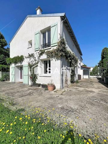 Maison de charme , T6, de 180 m2, sur un terrain paysager, ( 780 m2), dans le quartier très prisé du Manet, à Montigny-Le-Bretonneux, au calme absolu!