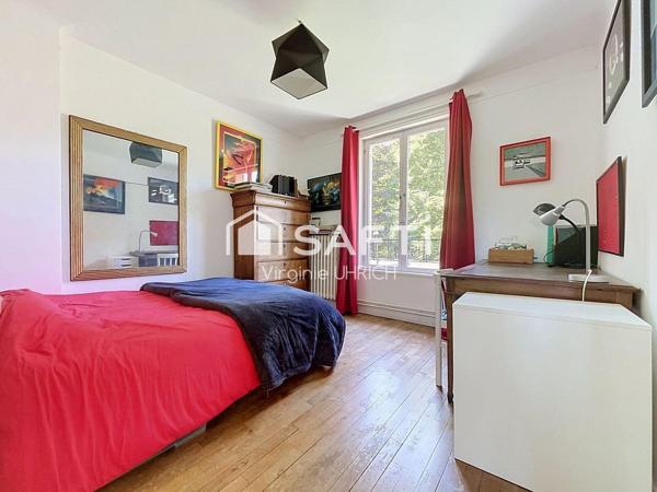 Maison de charme , T6, de 180 m2, sur un terrain paysager, ( 780 m2), dans le quartier très prisé du Manet, à Montigny-Le-Bretonneux, au calme absolu!
