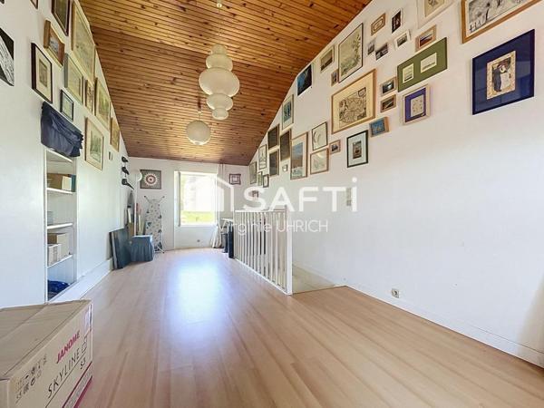 Maison de charme , T6, de 180 m2, sur un terrain paysager, ( 780 m2), dans le quartier très prisé du Manet, à Montigny-Le-Bretonneux, au calme absolu!