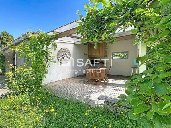 Maison de charme , T6, de 180 m2, sur un terrain paysager, ( 780 m2), dans le quartier très prisé du Manet, à Montigny-Le-Bretonneux, au calme absolu!