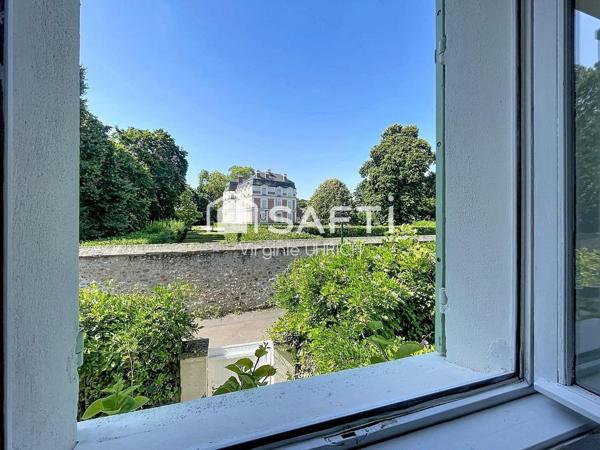 Maison de charme , T6, de 180 m2, sur un terrain paysager, ( 780 m2), dans le quartier très prisé du Manet, à Montigny-Le-Bretonneux, au calme absolu!