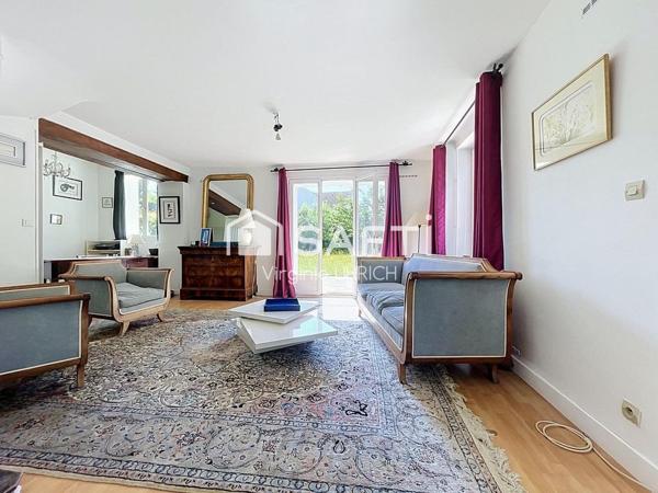 Maison de charme , T6, de 180 m2, sur un terrain paysager, ( 780 m2), dans le quartier très prisé du Manet, à Montigny-Le-Bretonneux, au calme absolu!