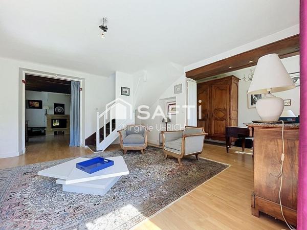 Maison de charme , T6, de 180 m2, sur un terrain paysager, ( 780 m2), dans le quartier très prisé du Manet, à Montigny-Le-Bretonneux, au calme absolu!