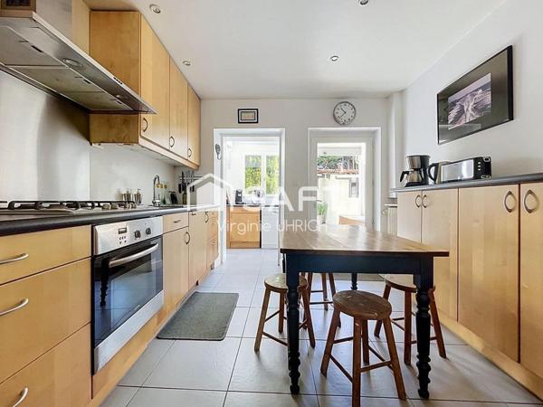 Maison de charme , T6, de 180 m2, sur un terrain paysager, ( 780 m2), dans le quartier très prisé du Manet, à Montigny-Le-Bretonneux, au calme absolu!