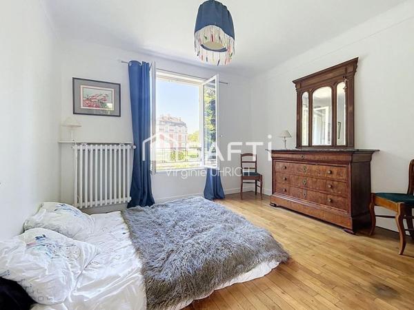 Maison de charme , T6, de 180 m2, sur un terrain paysager, ( 780 m2), dans le quartier très prisé du Manet, à Montigny-Le-Bretonneux, au calme absolu!