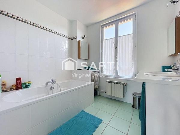Maison de charme , T6, de 180 m2, sur un terrain paysager, ( 780 m2), dans le quartier très prisé du Manet, à Montigny-Le-Bretonneux, au calme absolu!