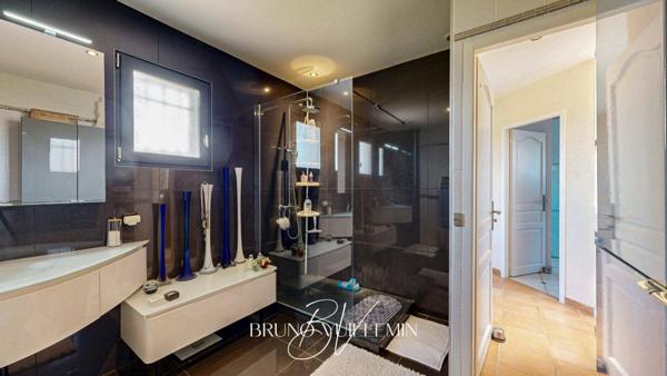 VILLA 4 CHAMBRES + STUDIO - SECTEUR RESIDENTIEL