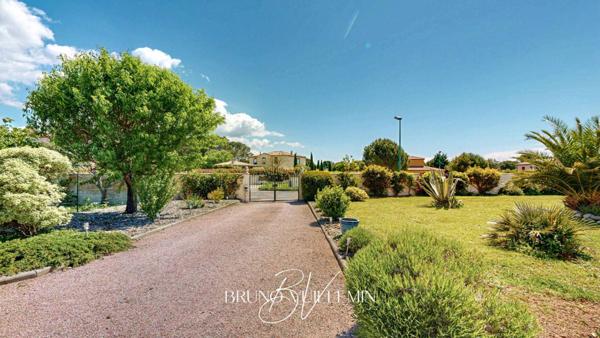 VILLA 4 CHAMBRES + STUDIO - SECTEUR RESIDENTIEL