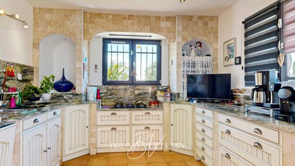 VILLA 4 CHAMBRES + STUDIO - SECTEUR RESIDENTIEL