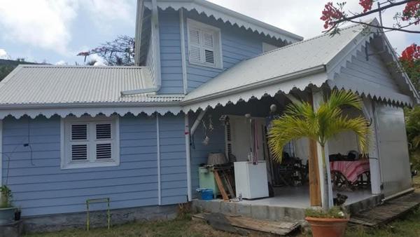 Maison T3 en bois de style créole, vue mer