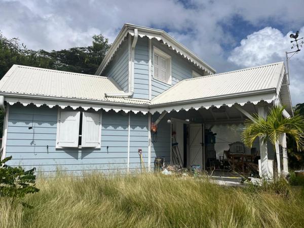 Maison T3 en bois de style créole, vue mer
