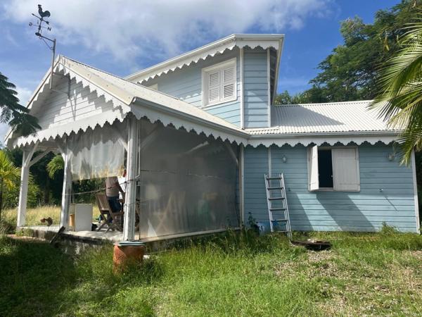 Maison T3 en bois de style créole, vue mer