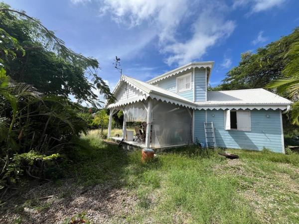 Maison T3 en bois de style créole, vue mer