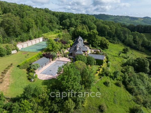 Vaste Propriété avec magnifique vue sur Najac, 15 chambres, piscine et tennis entourée par 5 hectares