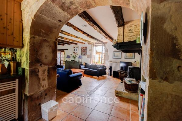 Vaste Propriété avec magnifique vue sur Najac, 15 chambres, piscine et tennis entourée par 5 hectares