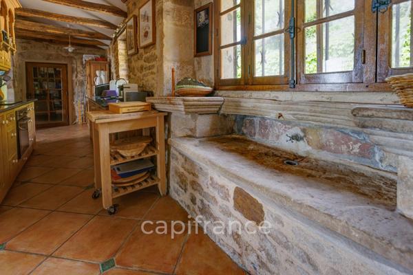 Vaste Propriété avec magnifique vue sur Najac, 15 chambres, piscine et tennis entourée par 5 hectares