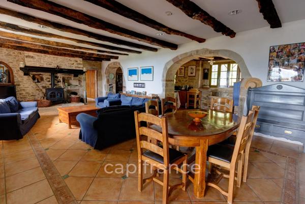 Vaste Propriété avec magnifique vue sur Najac, 15 chambres, piscine et tennis entourée par 5 hectares