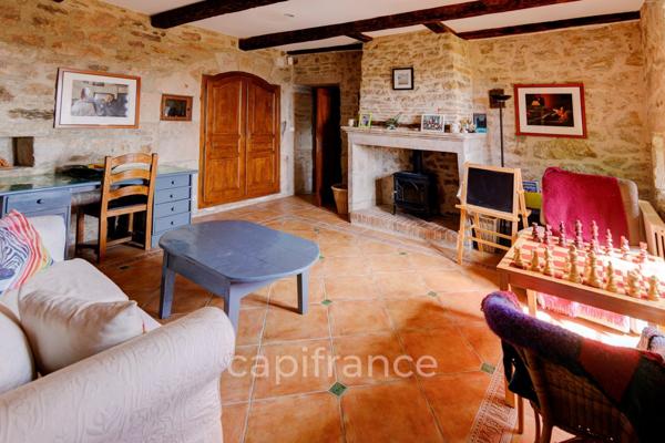 Vaste Propriété avec magnifique vue sur Najac, 15 chambres, piscine et tennis entourée par 5 hectares