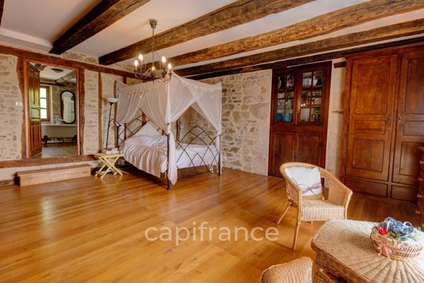 Vaste Propriété avec magnifique vue sur Najac, 15 chambres, piscine et tennis entourée par 5 hectares